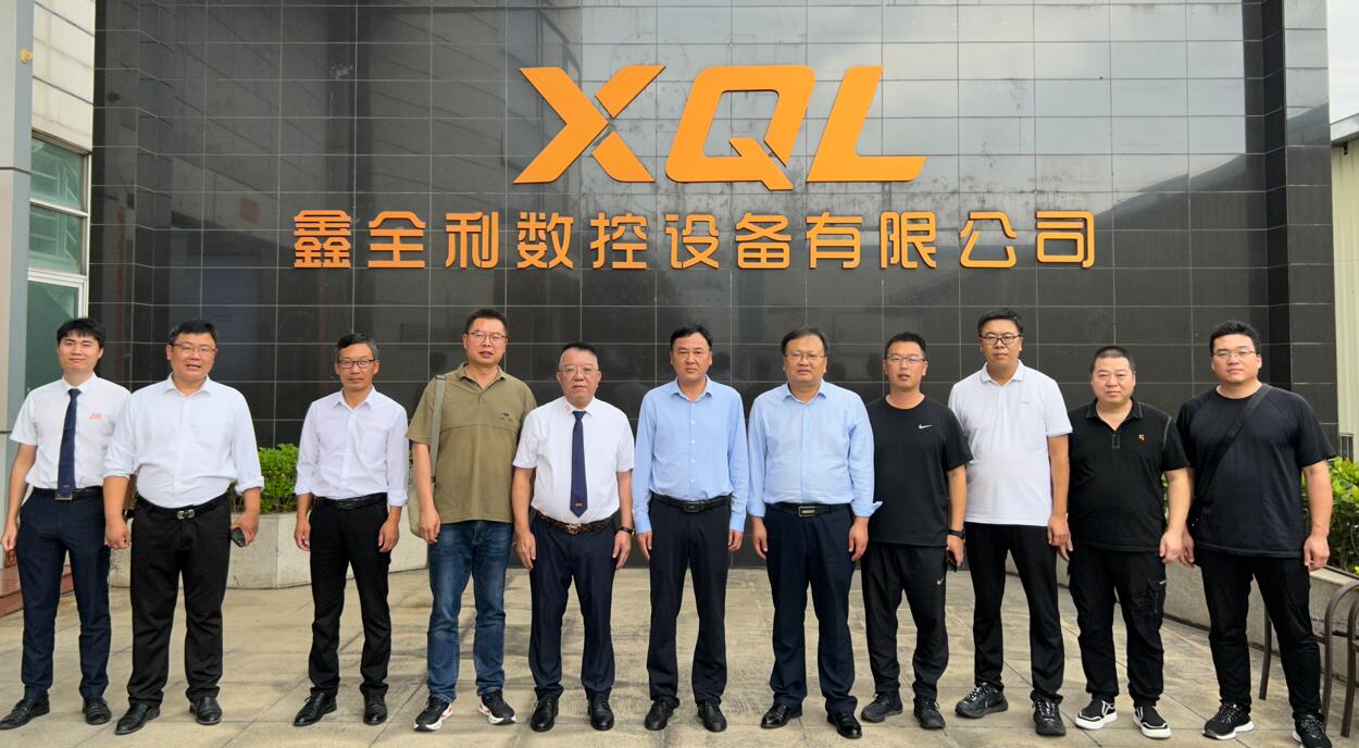 河南省南陽鎮(zhèn)平縣領(lǐng)導(dǎo)蒞臨鑫全利激光參觀指導(dǎo)工作！